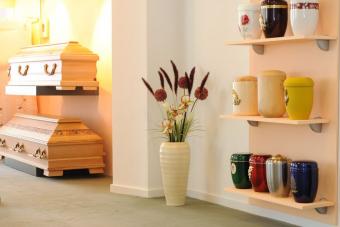 Austellung von Särgen und Urnen