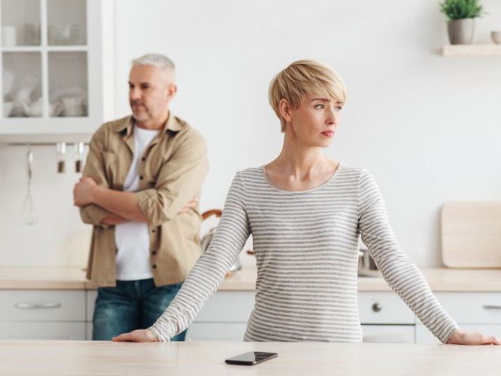 das Bild zeigt eine angespannte Szene zwischen einem Mann und einer Frau in der Küche