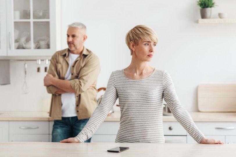 das Bild zeigt eine angespannte Szene zwischen einem Mann und einer Frau in der Küche