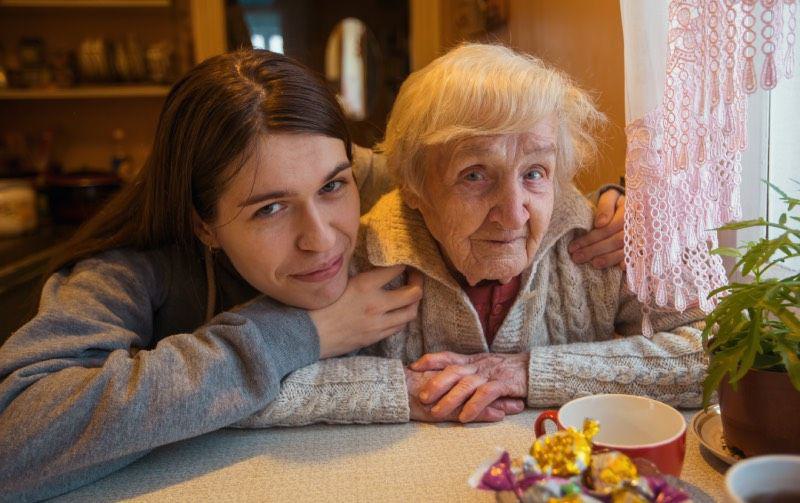 Enkelin mit ihrer Oma bei einer Tasse Tee in liebvoller Atmosphäre