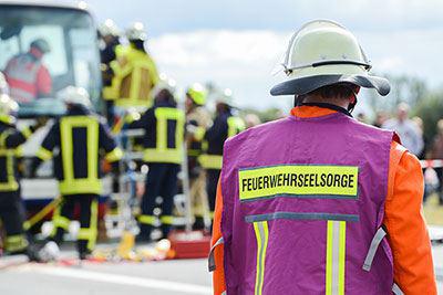 Ein Feuerwehrmann am Einsatzort