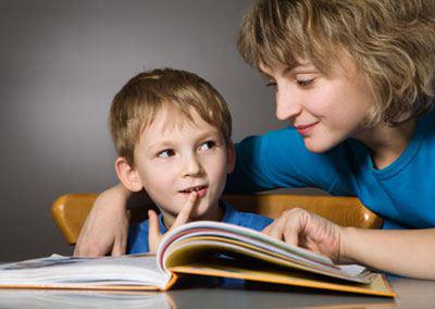 Ein Kind und eine Frau lesen im Buch