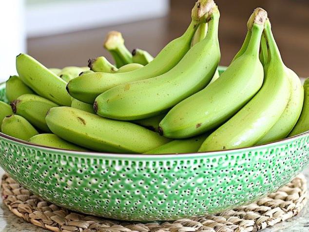 Eine Schüssel mit grünen Bananen