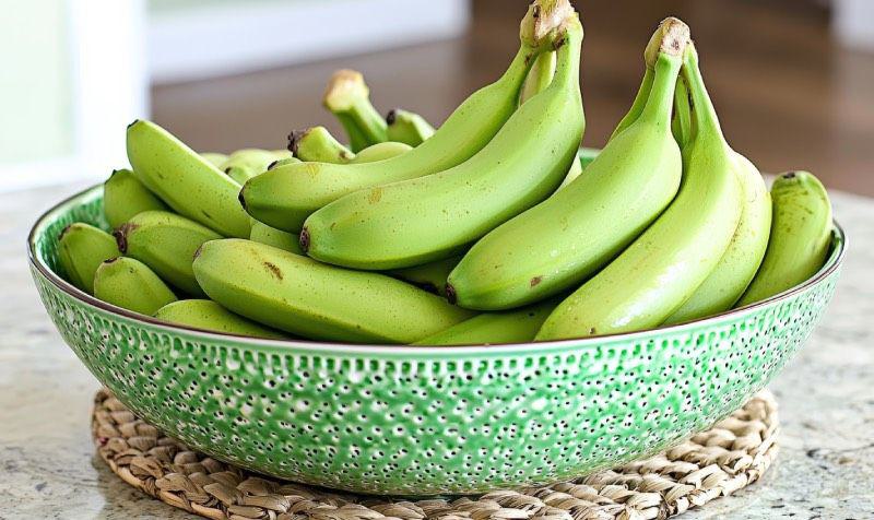 Eine Schüssel mit grünen Bananen